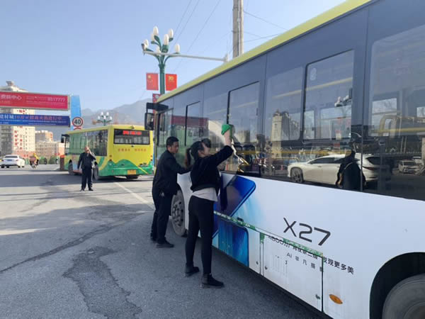 隴運集團公司機關黨支部 開展清潔公交車衛生主題黨日活動